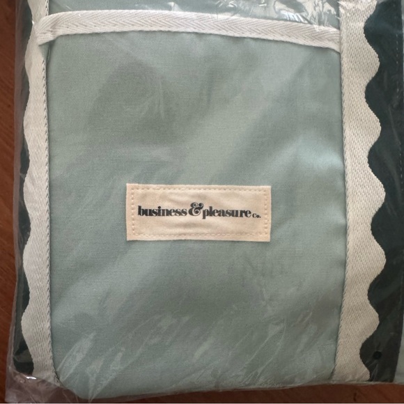 The Holiday Cooler Tote Bag Rivie Green by Business and Pleasue BRAND NEW - Picture 7 of 8